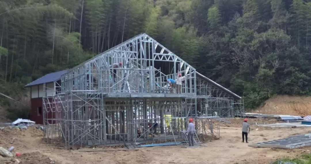 走進(jìn)六安佛子嶺景區(qū),體驗裝配式鋼結(jié)構(gòu)民宿之美